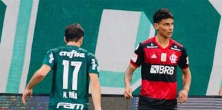 Richard Ríos em campo pelo Flamengo contra o Palmeiras de Viña