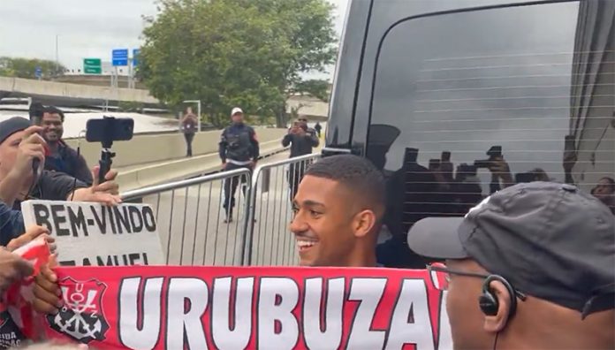 Samuel-Lino-chegada-Flamengo-290725 Samuel Lino desembarcou no Rio de Janeiro no início da tarde para assinar contrato com o Flamengo