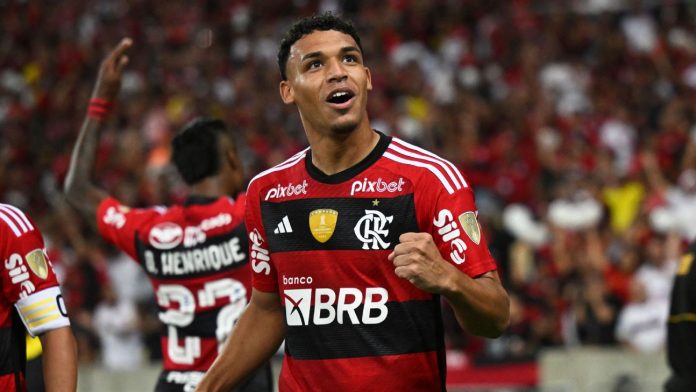 Victor Hugo em campo pelo Flamengo