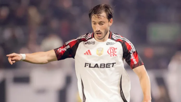 Matías Viña em campo pelo Flamengo contra o Bragantino
