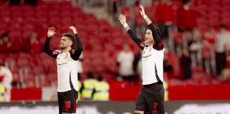 Arrascaeta e Luiz Araújo saúdam a torcida do Flamengo após classificação contra o Internacional na Libertadores - FOTO: Adriano Fontes / Flamengo