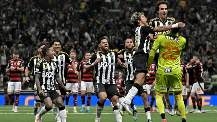 Atletico-MG-classificado-Copa-do-Brasil-Flamengo-060825 Observado pelos jogadores do Flamengo ao fundo, jogadores do Atlético-MG comemoram a classificação na Copa do Brasil
