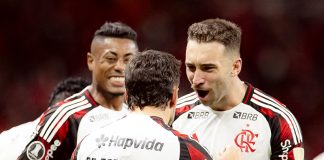 Bruno Henrique, Arrascaeta e Léo Ortiz comemoram gol do Flamengo contra o Internacional - FOTO: Adriano Fontes / Flamengo