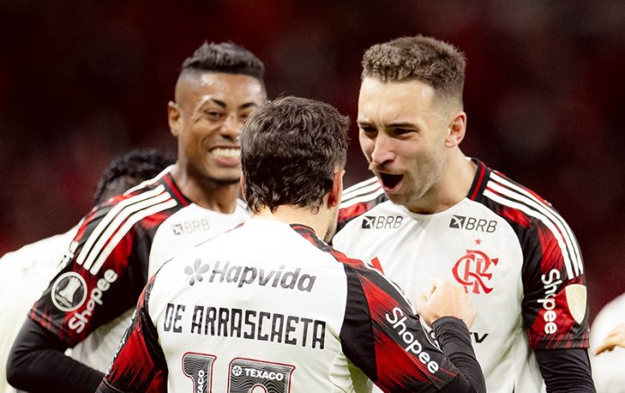 Bruno Henrique, Arrascaeta e Léo Ortiz comemoram gol do Flamengo contra o Internacional - FOTO: Adriano Fontes / Flamengo