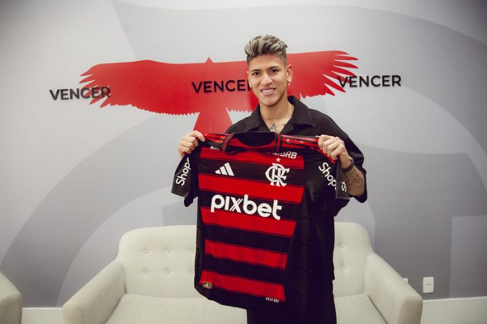 Carrascal em sua chegada ao Flamengo no Ninho do Urubu - Foto: Adriano Fontes/Flamengo