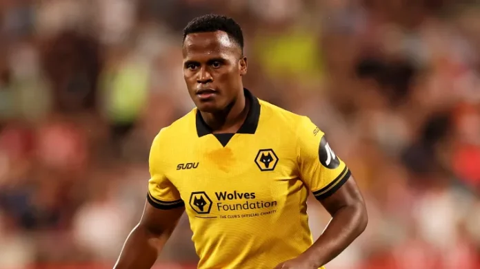 Jhon Arias em campo pelos Wolves