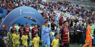 Jogadores do Flamengo entrando em campo para enfrentar o Barcelona pelo Mundial sub-20