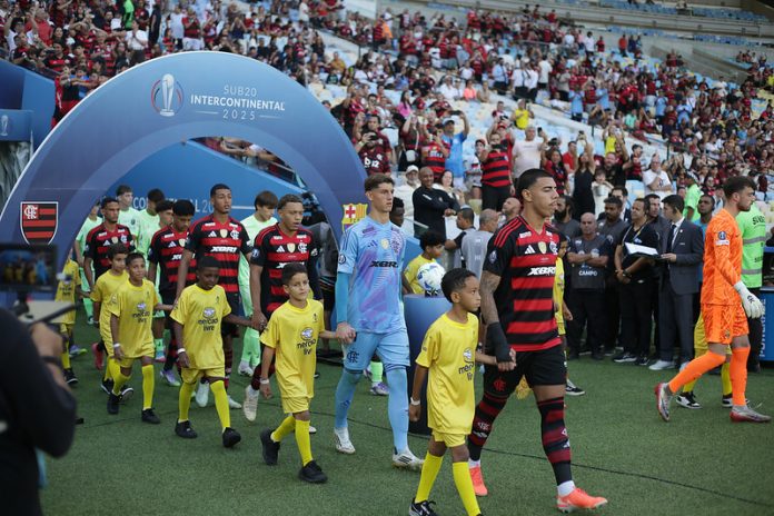 Jogadores-Flamengo-Entrando-em-campo-Flamengo-Barcelona-Mundial-sub-20-230825 Jogadores do Flamengo entrando em campo para enfrentar o Barcelona pelo Mundial sub-20