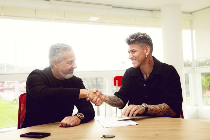 Jose-Boto-Carrascal-Assinatura-Contrato-FOTO-Adriano-Fontes Jose Boto e Carrascal em sua chegada ao Flamengo no Ninho do Urubu - Foto: Adriano Fontes/Flamengo