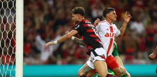 Léo Pereira em campo pelo Flamengo contra o Internacional
