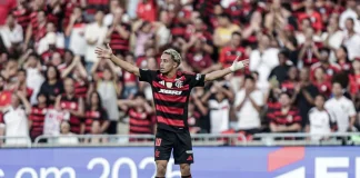 Matheus Gonçalves em campo pelo Flamengo contra o Barcelona
