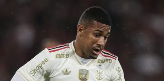 Samuel Lino em campo em sua estreia pelo Flamengo
