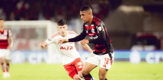 Samuel Lino em campo pelo Flamengo contra o Internacional