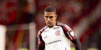 Samuel Lino em campo pelo Flamengo contra o Internacional - FOTO: Adriano Fonte / Flamengo