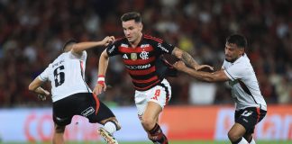 Saúl Ñíguez em campo pelo Flamengo contra o Vitória