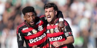 Arrascaeta e Emerson Royal comemoram gol do Flamengo na vitória sobre o Juventude - FOTO: Gilvan de Souza / Flamengo