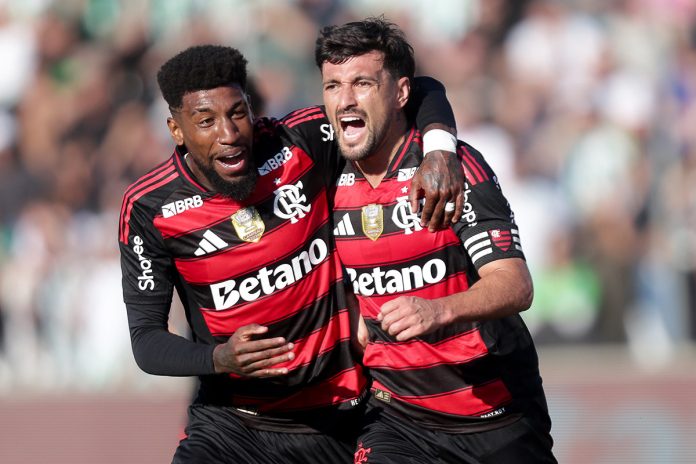Arrascaeta-Emerson-Royal-Juventude-0-2-Flamengo-140925-Foto-Gilvan-de-Souza Arrascaeta e Emerson Royal comemoram gol do Flamengo na vitória sobre o Juventude - FOTO: Gilvan de Souza / Flamengo
