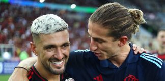 O meia De Arrascaeta e o técnico Filipe Luís