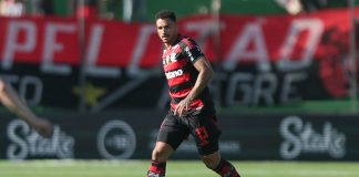 Danilo em campo pelo Flamengo na vitória sobre o Juventude