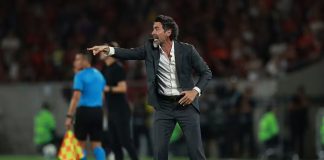 Eduardo Domínguez técnico do Estudiantes na derrota para o Flamengo no Maracanã