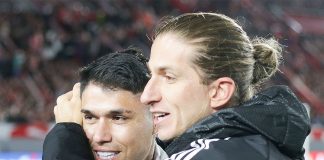 Luiz Araújo e Filipe Luís comemoram a classificação do Flamengo sobre o Estudiantes na Libertadores