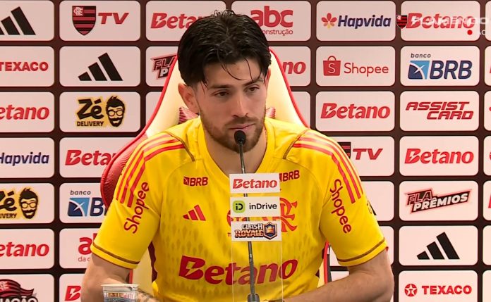 Goleiro Rossi em entrevista coletiva no Ninho do Urubu