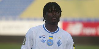 O nigeriano Shola deixou o Flamengo e se apresentou no Dínamo de Kiev