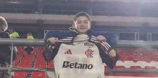 Torcedor do Estudiante ganha a camisa do Arrascaeta de presente