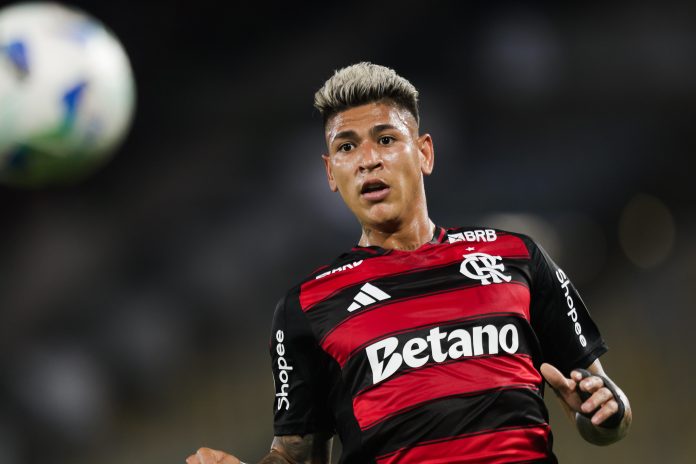 Carrascal em campo pelo Flamengo na vitória sobre o Racing - FOTO: Gilvan de Souza / Flamengo