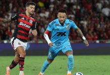 Arrascaeta chega na marcação de Neymar na vitória do Flamengo sobre o Santos - FOTO: Gilvan de Souza / Flamengo