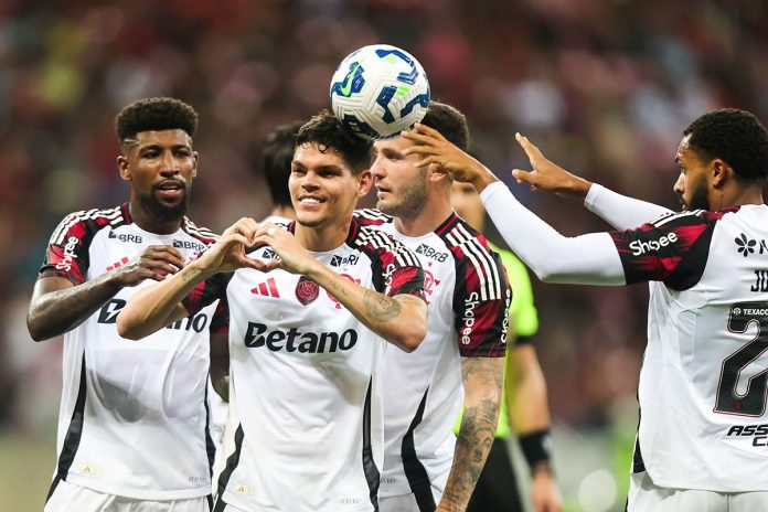 Ayrton Lucas comemoram seu gol na goleada do Flamengo sobre o Sport em Pernambuco - Foto: Gilvan de Souza / Flamengo