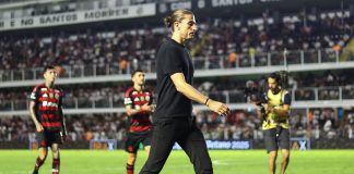 Filipe Luís e jogadores após empate do Flamengo com o São Paulo na Vila Belmiro - FOTO: Gilvan de Souza / Flamengo