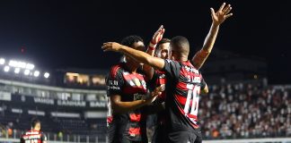 Jogadores comemoram com Samuel Lino o 2º gol do Flamengo contra o São Paulo - Foto: Gilvan de Souza / Flamengo