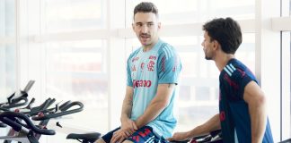 Léo Ortiz conversa com Rodrigo Caio enquanto faz bicicleta no Ninho do Urubu