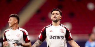 Arrascaeta comemora o 1º gol do Flamengo na vitória sobre o Cruz Azul - Foto: Adriano Fontes / Flamengo