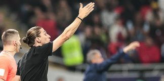 Filipe Luís e o espanhol Luís Enrique no jogo entre Flamengo e PSG no Mundial 2025