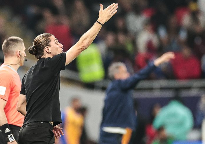 Filipe Luís e o espanhol Luís Enrique no jogo entre Flamengo e PSG no Mundial 2025