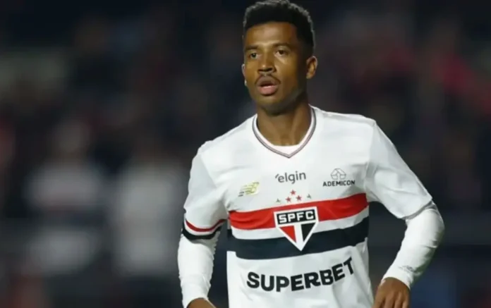 Marcos Antônio em campo pelo São Paulo