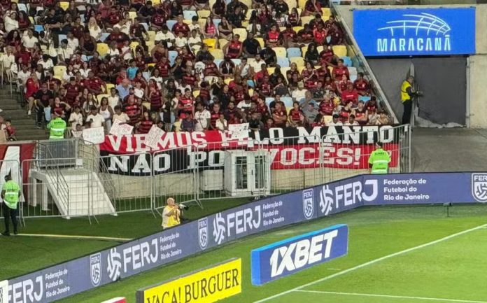 Faixa de protesto da torcida do Flamengo no jogo com o Madureira — Foto: Luiza Sá / ge