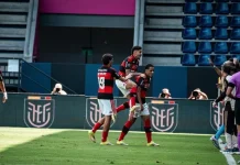 Jogadores comemoram o primeiro gol do Flamengo na vitória sobre o Olimpia e a classificação à final da Libertadores sub-20