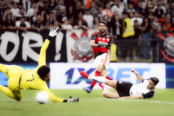 Lucas Paquetá chuta para marcar o gol do Flamengo no empate com o Corinthians em São Paulo