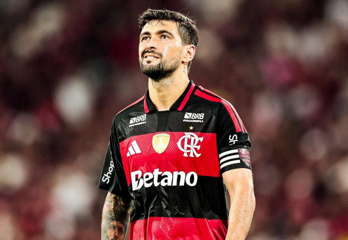 Arrascaeta em campo na vitória do Flamengo sobre o Santos no Maracanã - Foto: Gilvan de Souza / Flamengo