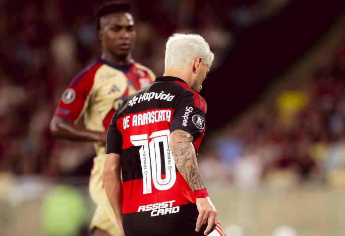 Arrascaeta em campo na goleada do Flamengo sobre o Independiente Medellín - Foto: Adriano Fontes / Flamengo