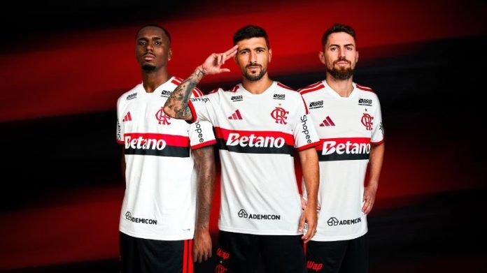 Arrascaeta-Jorginho-Evertton-Araujo-Camisa-Flamengo-branca-2026 Evertton Araújo, Arrascaeta e Jorginho, com a nova camisa 2 do Flamengo