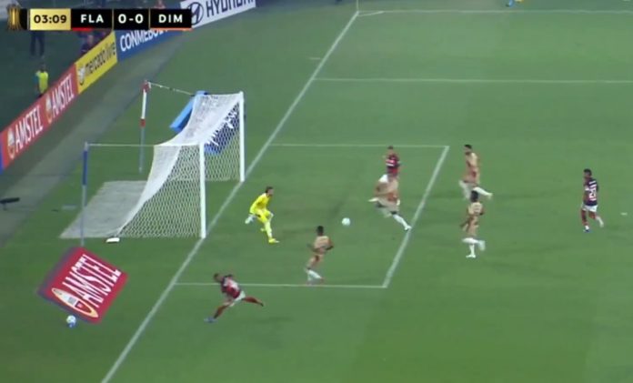 Carrascal perde gol incrível na goleada do Flamengo sobre o Independiente Medellín