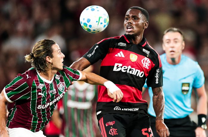 Evertton-Araujo-Fluminense-1-2-Flamengo-120426-Foto-Gilvan-de-Souza Evertton Araújo em campo pelo Flamengo na vitória sobre o Fluminense no Maracanã - Foto: Gilvan de Souza / Flamengo