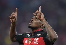 Evertton Araújo comemora o primeiro gol do Flamengo no triunfo sobre o Vitória no Maracanã