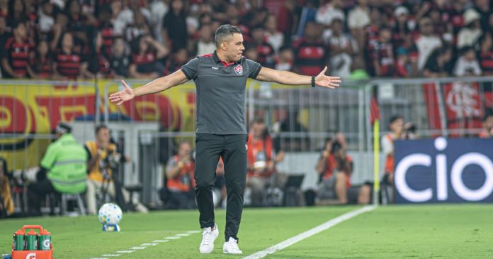 Jair Ventura comandando o Vitória na derrota para o Flamengo no Maracanã