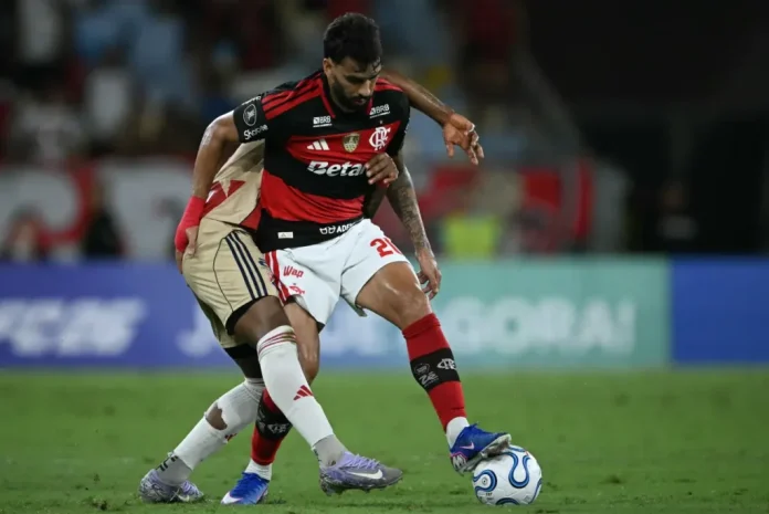 Lucas Paquetá em campo na goleada do Flamengo sobre o Independiente Medellín - Foto: Mauro Pimentel / AFP
