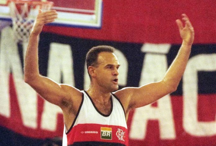 Oscar Schmidt em quadra pelo Flamengo no início dos anos 2000